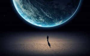 一個人站在月球表面仰望太空中地球的剪影。 — 太空 壁紙