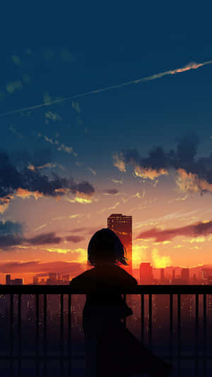 一個人在陽台上觀看城市上空色彩繽紛的日落的剪影。 — 暮光 壁紙