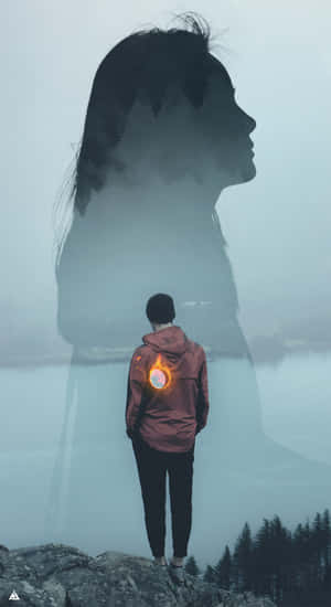 人站在懸崖邊，身後有幽靈般的女性輪廓，在霧氣瀰漫的風景中。 — 孤獨 壁紙