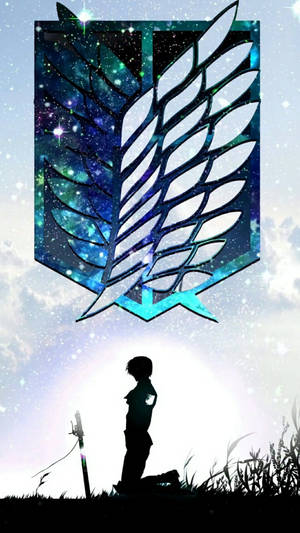 在星空下，一個跪著的戰士手持劍，剪影在發光翼形徽章前。 — 進擊的巨人 角色 壁紙