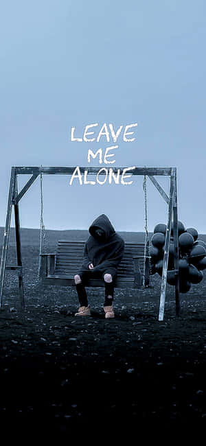 穿連帽衫的人獨自坐在鞦韆上，帶有 leave me alone 文字 — 獨自一人 壁紙