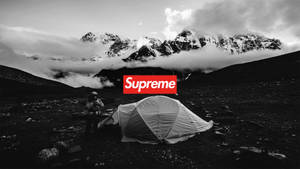 遠足者帶著帳篷在積雪的山谷中，Supreme標誌下方 — 酷炫至尊 壁紙