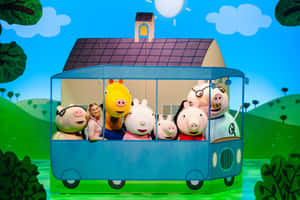 Peppa Pig一家和一個孩子在藍色玩具車裡，在有房子和太陽的卡通綠色山丘上。 — Surface Pro 壁紙