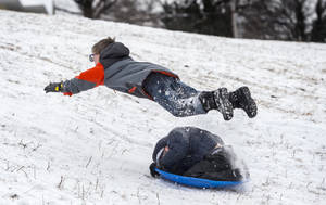 孩子在雪地上空飛翔，朋友滑雪橇 — 雪 壁紙