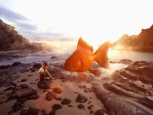 一個孩子在霧氣瀰漫的海灘上，看著一條巨大的金色魚在日落時分靠近岸邊游泳。 — 夢幻 GIF 壁紙