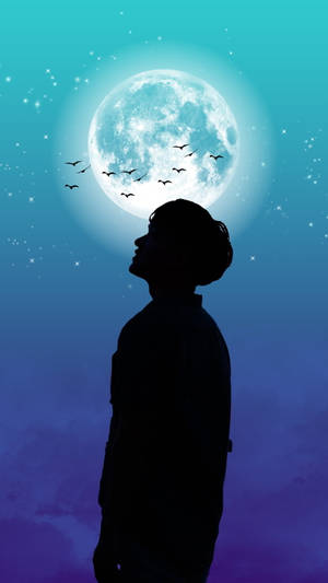 孩子剪影仰望滿月，鳥兒在繁星點點的暮色天空中飛翔。 — 高畫質月亮 壁紙