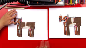孩子用彩色鉛筆繪畫的Minecraft牛圖畫在紅色書桌上。 — 乳牛動圖 壁紙