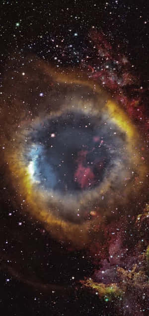 一個在太空中散發出火橙色和深藍色光芒的宇宙之眼星雲。 — 諾基亞 壁紙