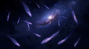 一個螺旋星系在深空中散發著紫色和藍色光芒，周圍環繞著細長的星雲。 — 抽象 壁紙