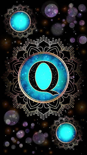 曼陀羅中一個發光的藍色字母Q，被宇宙球體和星星環繞。 — 千鳥 壁紙