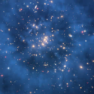 藍色宇宙星雲中密集的星系和恆星團。 — 簡約暗黑美學 壁紙