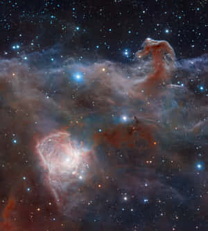 一個充滿活力的宇宙星雲，在深空中擁有發光的氣體雲和明亮的星星。 — 榮耀Magic V 壁紙