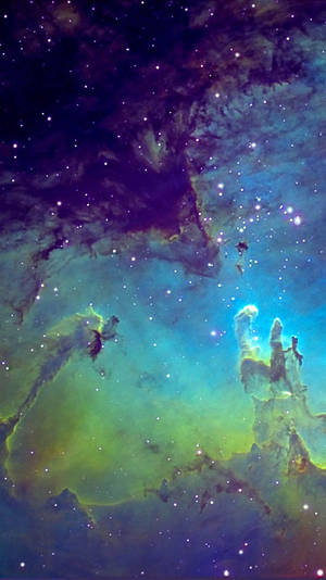 在深空中，帶有發光雲層和閃爍星星的鮮豔宇宙星雲。 — 三星Galaxy 壁紙