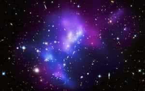在深空中與星星一起發光的充滿活力的紫色和藍色星雲。 — 暗紫色美學 壁紙