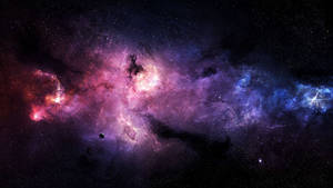 鮮豔的宇宙星雲，帶有粉紅色、紫色和藍色的雲朵，以及散落的星星在深空中。 — 藍色銀河 壁紙