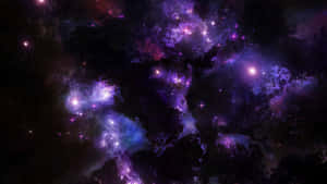 在深空中閃耀著星星的充滿活力的紫色和藍色星雲。 — 暗紫色美學 壁紙