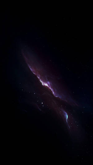 在深空中被星星包圍的發光紫色和藍色星雲。