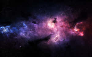充滿活力的宇宙星雲，粉紅色、紫色和藍色的雲朵在佈滿星星的黑色天空中發光。 — 宇宙美學 壁紙