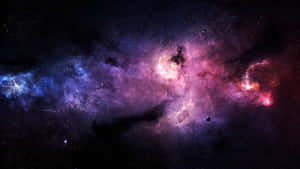 充滿活力的宇宙星雲，帶有星星和一顆小行星在深空中。 — 淺紫色系美學 壁紙