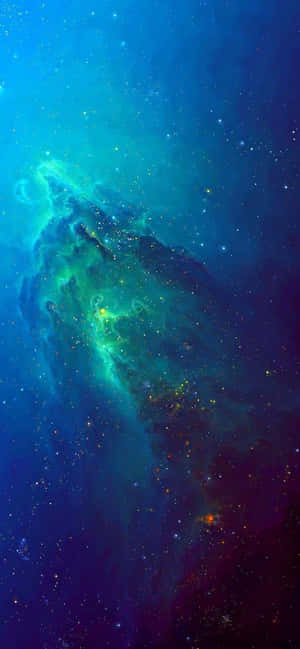 充滿活力的宇宙星雲，帶有旋轉的青綠色和紫色雲層以及散落的星星。 — Pixel 7a 壁紙