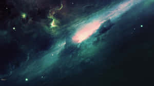 一個色彩繽紛的星雲，在充滿星星的深空中帶有青綠色、粉紅色和綠色的雲。 — Studio Display 壁紙