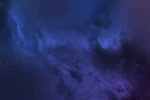 深藍色和紫色的宇宙星雲，太空中散佈著星星。 — 酷炫太空 壁紙