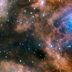 一個充滿星星的彩色星雲在深空中。 — 星際效應 壁紙