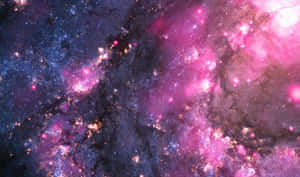充滿活力的粉紅色和藍色星雲，帶有發光的星星和宇宙塵埃。 — 淺紫色系美學 壁紙