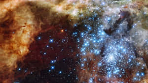 一個色彩繽紛的星雲，充滿明亮的星星和發光的氣體雲，在深空中。 — 酷炫太空 壁紙