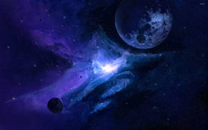 一個發光的宇宙星雲，行星漂浮在充滿星星的空間中。 — 藍色銀河 壁紙
