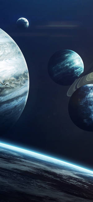 深空中多個行星和環的壯麗景色，下方是發光的行星曲線。 — Galaxy A26 壁紙