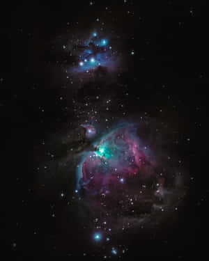 在深空星群中閃耀的鮮豔青綠色和洋紅色星雲。 — 美學天空 壁紙