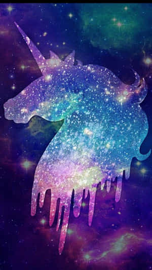 一個充滿星星和星雲色彩的獨角獸頭部，在宇宙天空中滴落。 — 獨角獸 壁紙