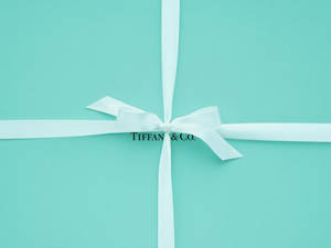 Tiffany & Co.禮物盒，藍色背景上繫有白色緞帶蝴蝶結
