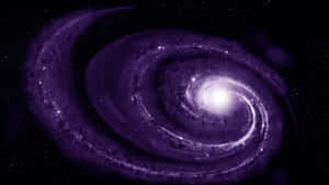 在深空中，一個發光的紫色螺旋星系，帶有明亮的核心和星場。 — 夜空 壁紙