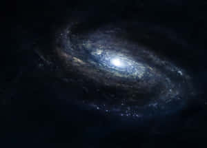 一個在深空中具有明亮核心和旋轉臂的螺旋星系。 — 酷炫太空 壁紙