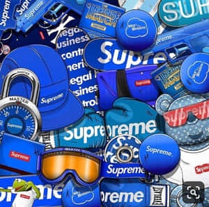 藍色Supreme品牌街頭服飾配件的密集拼貼畫。 — 1:1 壁紙