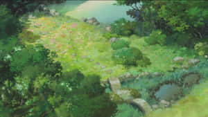 一座石橋橫跨茂密綠色森林中的小溪，通往湖泊。 — 魔法森林 壁紙