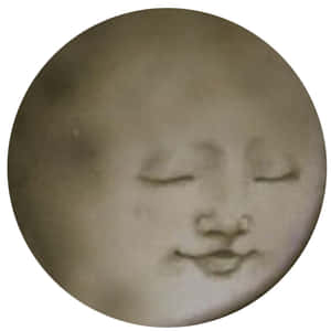 熟睡嬰兒臉部特寫，閉著眼睛，帶著溫柔微笑，色調為懷舊棕色。 — 高畫質月亮 壁紙