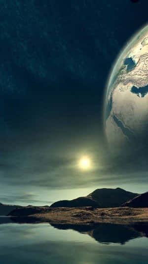 外星行星，在反射的水面和山脈上方的天空中可見地球。 — 日落 壁紙