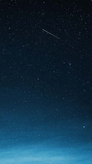 一個深藍色的夜空，有星星和一顆流星。 — 美學深藍 壁紙