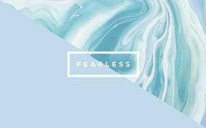 一個平靜的抽象藍白大理石背景，白色方框內有 fearless 一字。 — 藍色美學電腦 壁紙