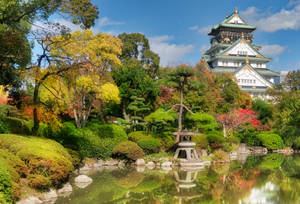 藍天下池塘中城堡倒映的秋日花園 — 東京喰種風格 壁紙