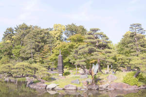 日本花園 池塘 塔 鶴雕像 綠樹 — 日式自然壁紙