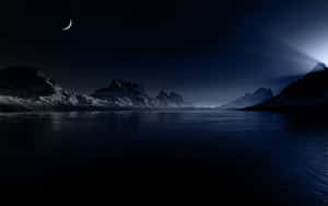 月光下的湖泊，夜晚新月下雪山環繞。 — 美麗的夜晚 壁紙