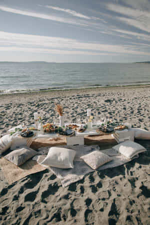 海灘野餐 桌子 食物 靠墊 海景 — 海灘度假 壁紙
