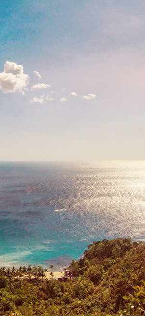 熱帶海灘，碧綠海水和綠色山丘，藍天白雲。 — 海灘 壁紙