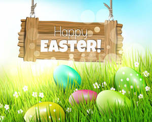 色彩繽紛的復活蛋在草地上，上方有一個寫著Happy Easter的木牌 — 5:4 壁紙