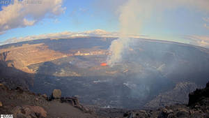 日落時分，發光熔岩和煙霧的火山口。 — 煙動圖 壁紙