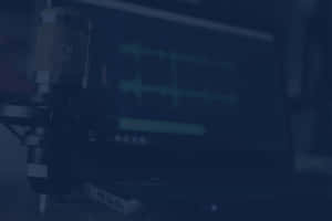 在昏暗的錄音室中用於音頻錄製的專業麥克風和筆記型電腦。 — 筆電 壁紙